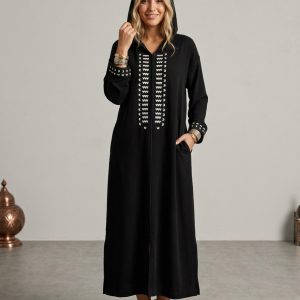 جلابة مغربية عصرية من قماش الكريب الممتاز بتطريز راقٍ وجيوب – أسود ملكي (مقاس XL)